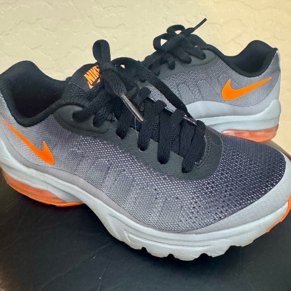 Nike Air Max Invigor
Black and Orange Athletic Shoes with Breathable Mesh